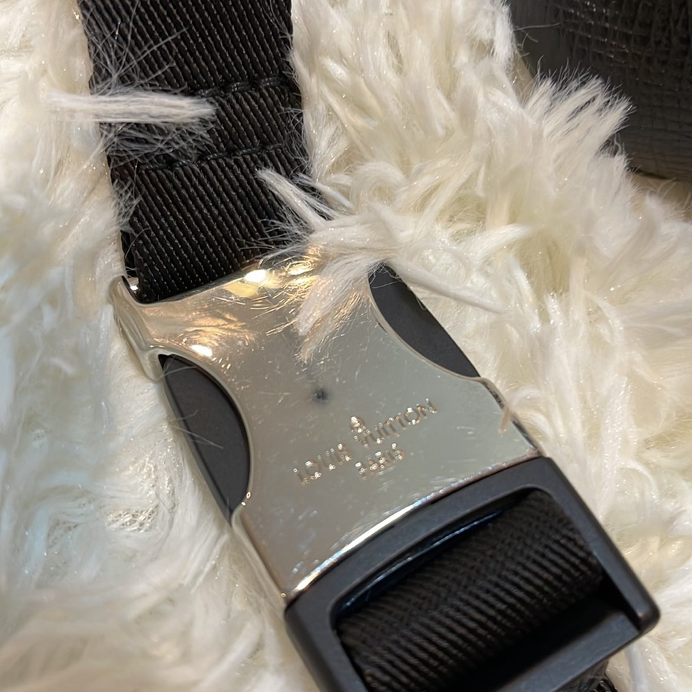 Pristine 100% Authentic Louis Vuitton Outdoor Bumbag in Noir - Picture 10 of 15